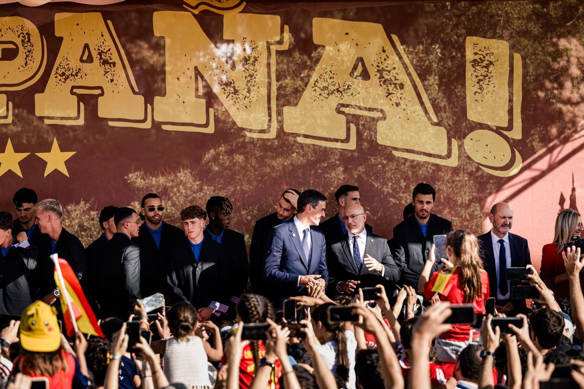 Pedro Sánchez junto a los jugadores y el equipo técnico en Moncloa Pedro Sánchez junto a los jugadores y el equipo técnico en Moncloa