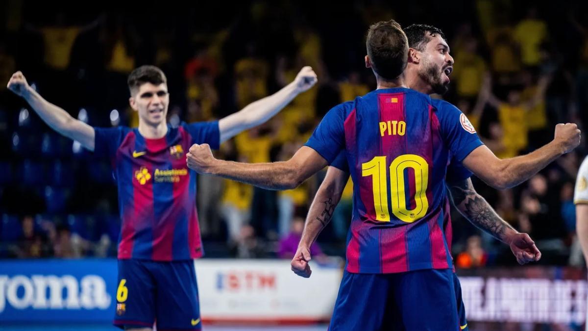 Los líderes Pito y Antonio celebran un gol con Matheus