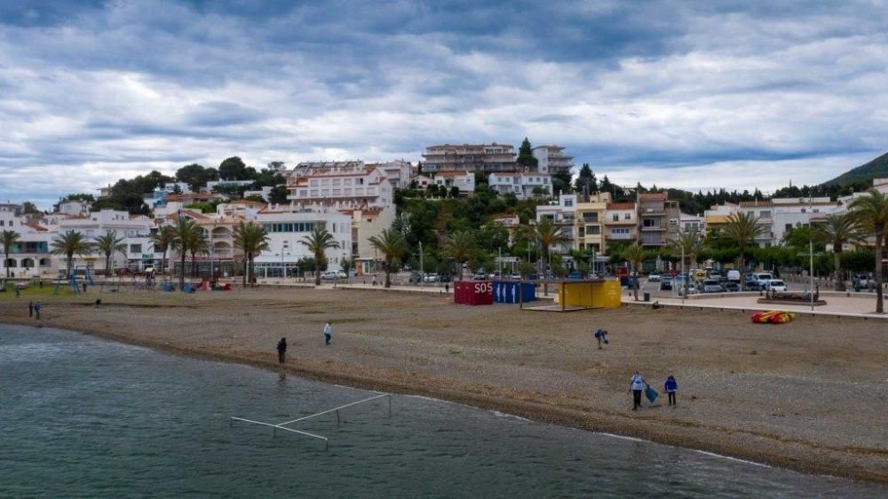 Voluntaris de l''entitat netejant el front de mar.