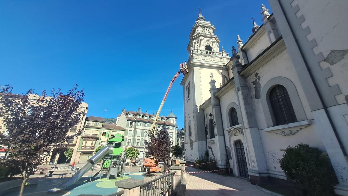 Los trabajos técnicos que se realizan en la iglesia de San Juan, este miércoles por la mañana.