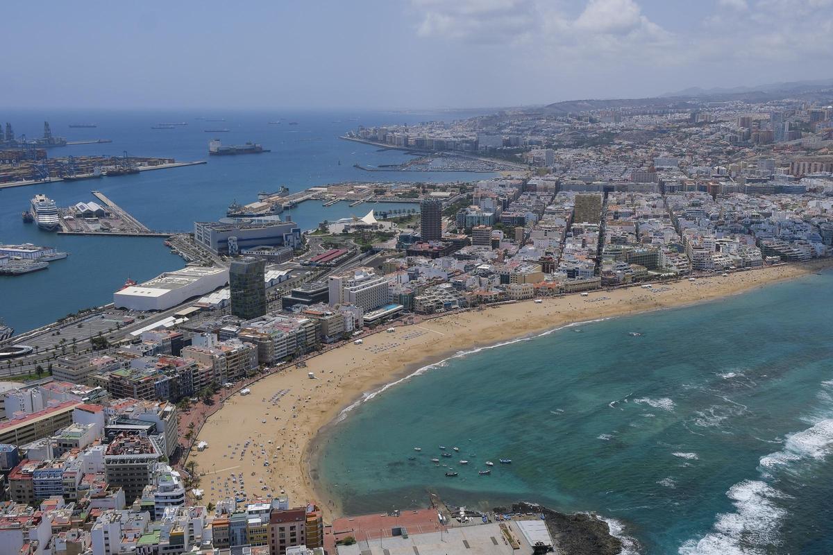 Vista área de la ciudad y de la playa de Las Canteras.