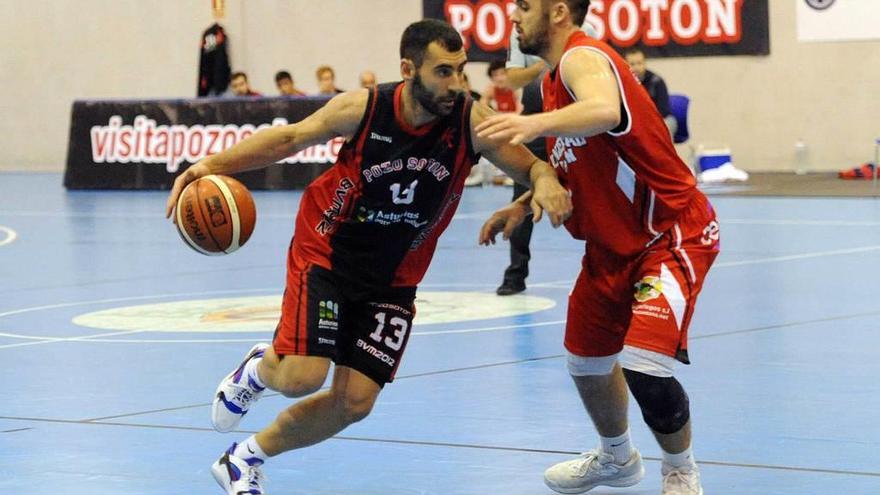 Hugo Prieto trata de penetrar a canasta durante un partido de esta temporada.