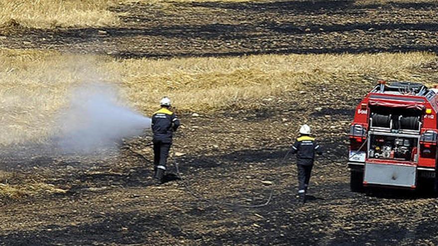 Dos bomberos en tareas de extinción cerca de Pamplona.