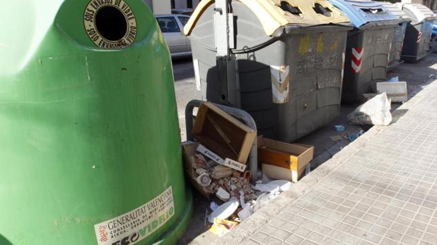 La operaria acude al Saler lunes, miércoles y viernes, se divide la pedanía por zonas y cada día limpia una.