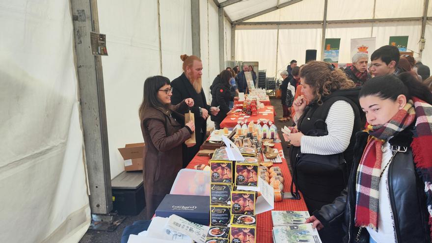 El afuega&#039;l pitu coge impulso en La Foz: el popular certamen de Morcín reúne a seis queserías y cientos de visitantes