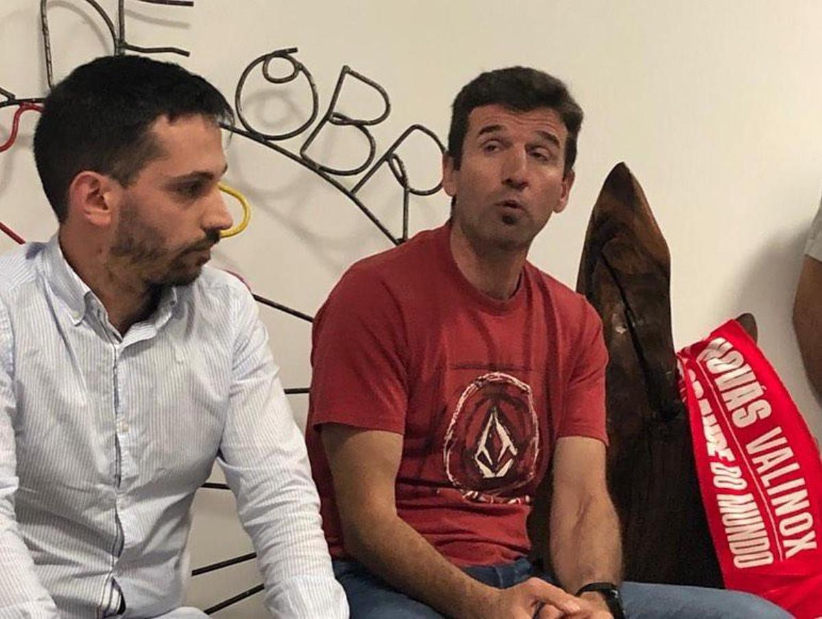 Trives (dcha.), junto al 
presidente Andrés Senra,
en su presentación. | // @ATLETICONOVAS
