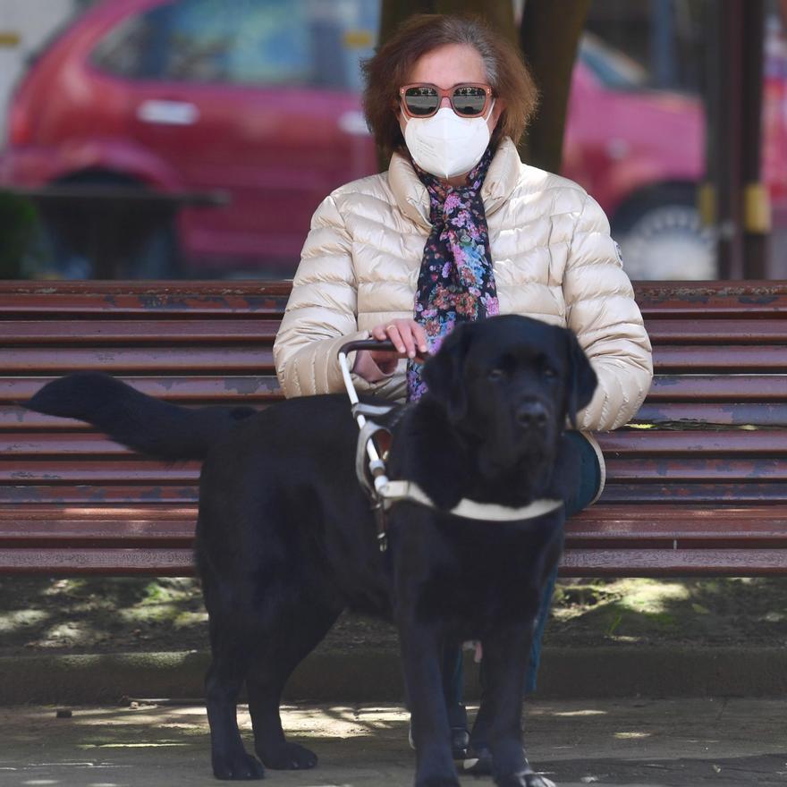 Cristina Fernández, con su perro guía, 'Jared'.