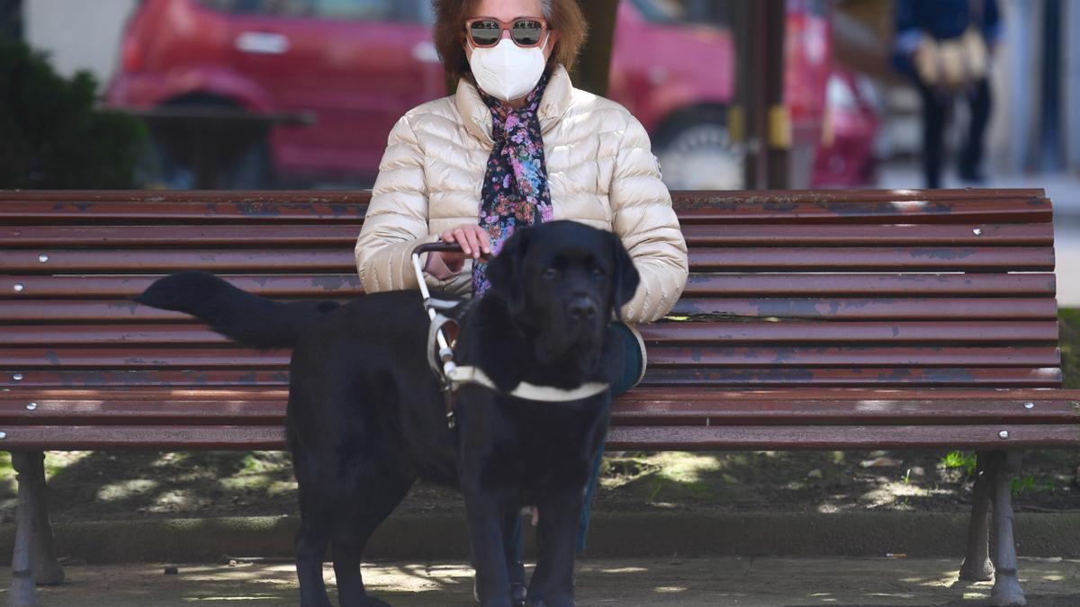 Cristina Fernández, con su perro guía, &#039;Jared&#039;.