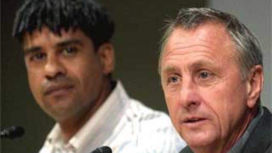 Cruyff aplaude la suplencia de Ronaldinho