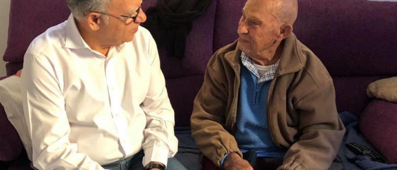 Casimiro Curbelo, presidente del Cabildo de La Gomera, y Ángel Piñero, alcalde de Valle Gran Rey, han trasladado su felicitación a Antonio Navarro, vecino de Lomo de Vueltas, por la celebración de su 107 aniversario: el gomero más longevo de la Isla Colombina.