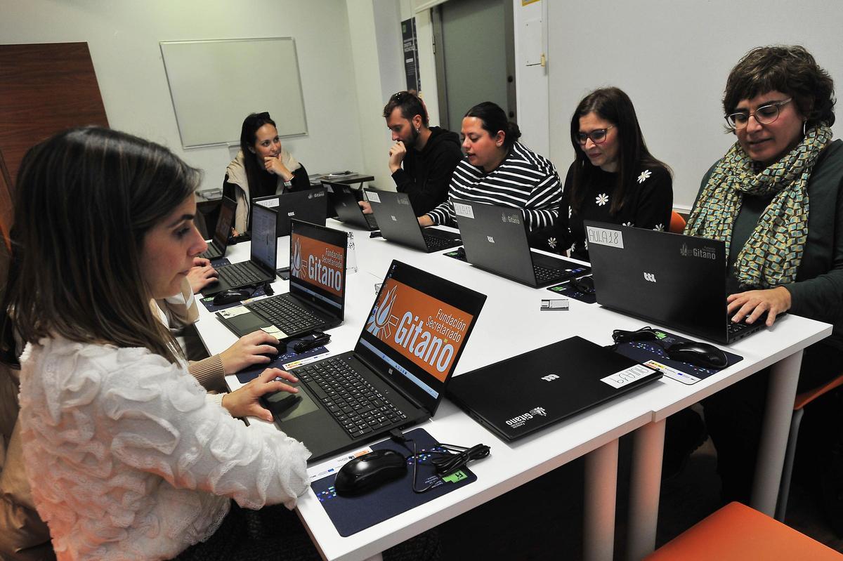 Momento de la inauguración del aula digital en la fundación Secretariado Gitano