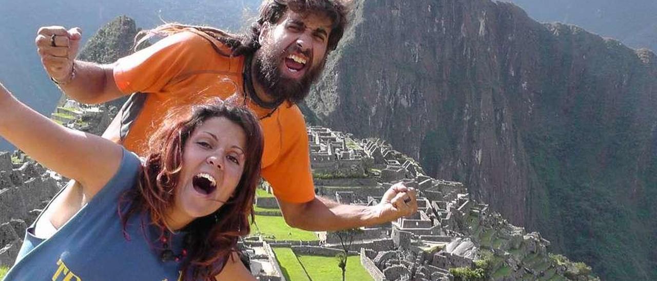 Aris Fernández y Álex Pérez, en las ruinas de Machu Picchu.