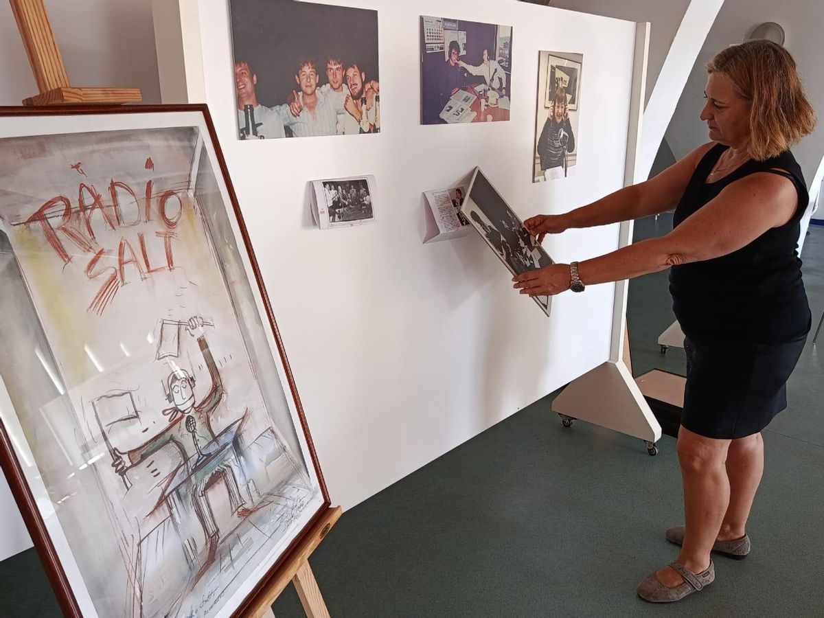 Acabant un plafó de l'exposició.