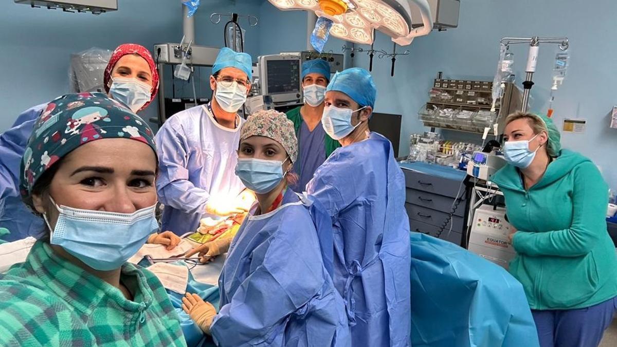 Un equipo de trasplantes del hospital Reina Sofía.
