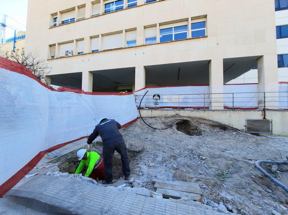 Los fosos que se están haciendo en el Hospital de Alicante para las nuevas resonancias