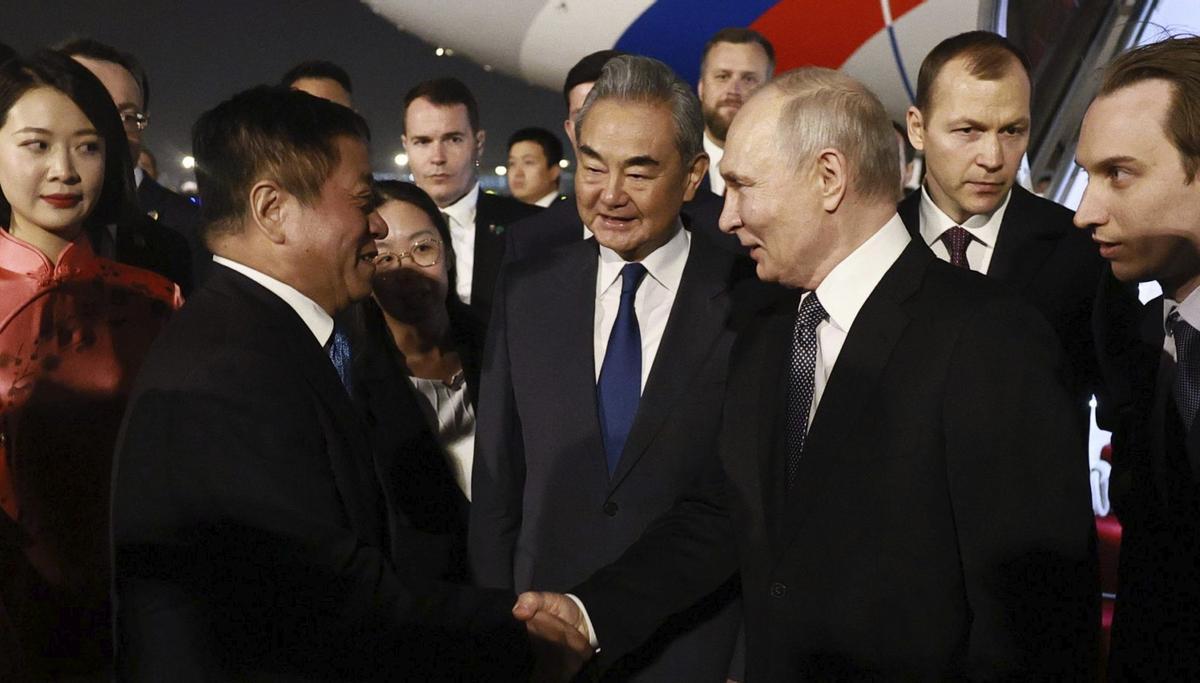 Putin arriba a Pequín per escenificar els seus llaços d’acer amb la Xina de Xi