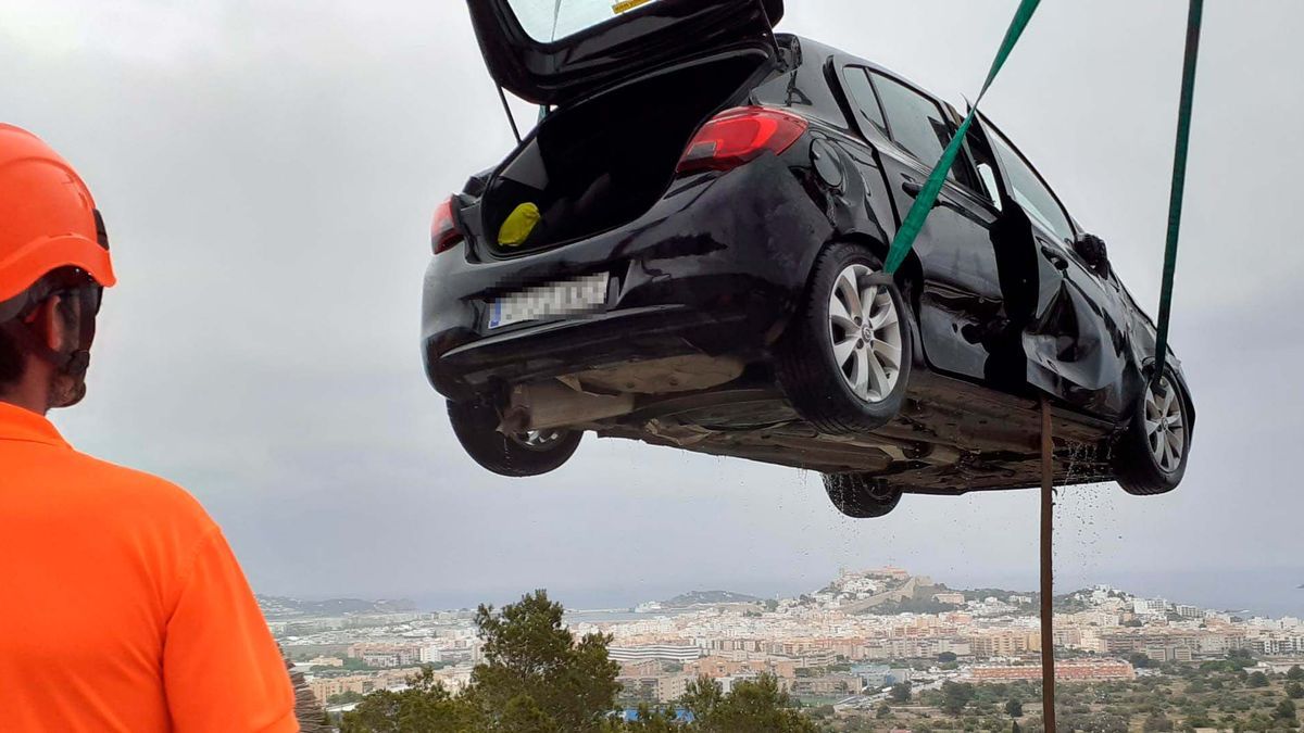 Un coche cae a una piscina del barrio en Ibiza