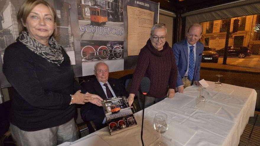 Mariví Monteserín y Pepa Sanz muestran la portada del libro &quot;Ocurrencias&quot;, con Tito Fernández sentado en medio de ambas y el pintor Amado González Hevia, &quot;Favila&quot;, a la derecha.