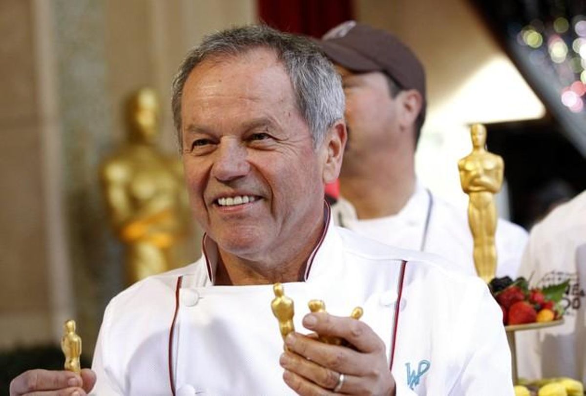 El xef Wolfgang Puck mostra petites recreacions de les estatuetes en xocolata, que s’han servit abans de la gala.