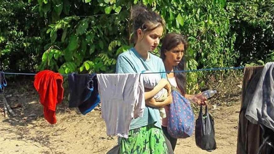 La joven española Patricia Aguilar, con su bebé, cuando fue rescatada por la policía peruana en la selva de San Martín de Pangoa