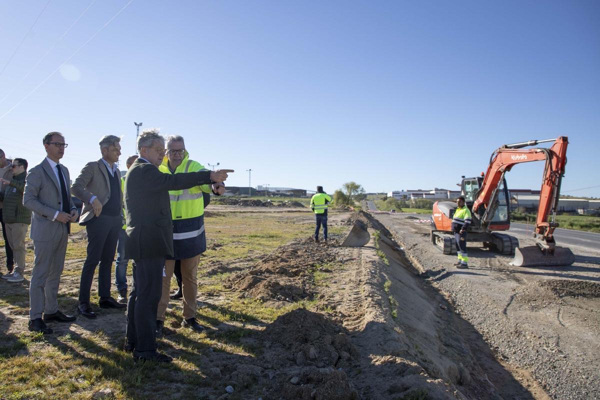 El presidente de la Diputación, Salvador Fuentes, atiende las explicaciones técnicas sobre los trabajos en la carretera que va al polígono industrial de Pozoblanco