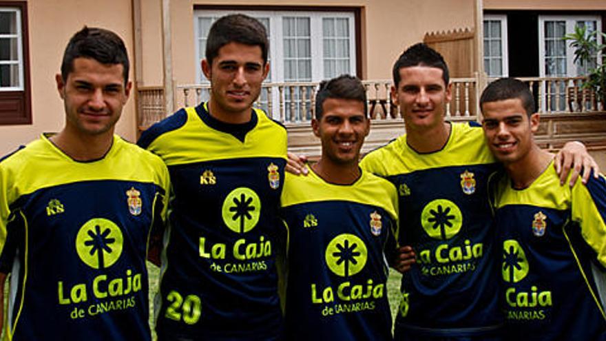 De izquierda a derecha: Vitolo, Juanpe, Jonathan Viera, Vicente Gómez y Aythami posan como miembros oficiales de la plantilla en un jardín del Parador de La Palma.  i V. HÍPOLA