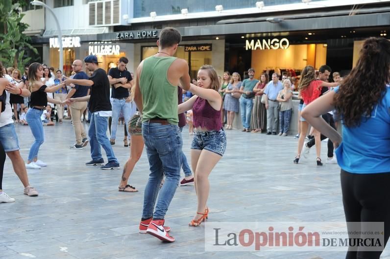 Los bailes latinos salen a la calle en Murcia