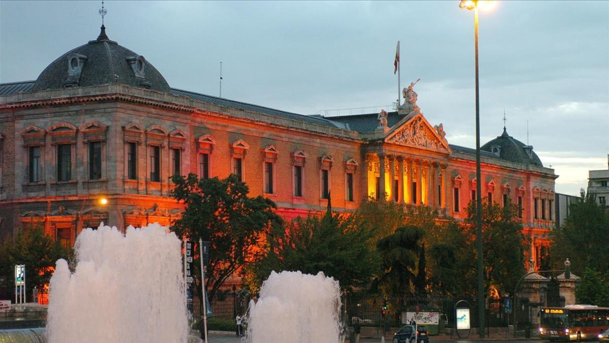 La fachada del edificio de la Biblioteca Nacional situado en el madrileño Paseo de Recoletos.