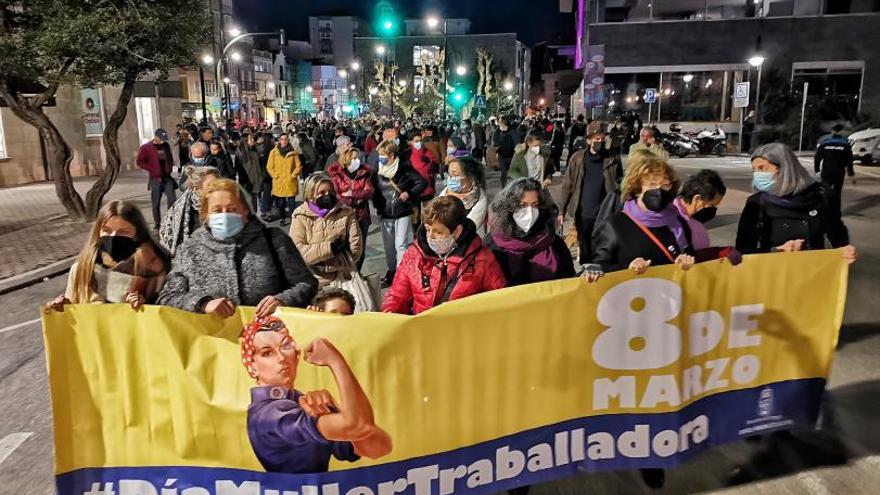 Una marea feminista y antibelicista toma las calles de Cangas