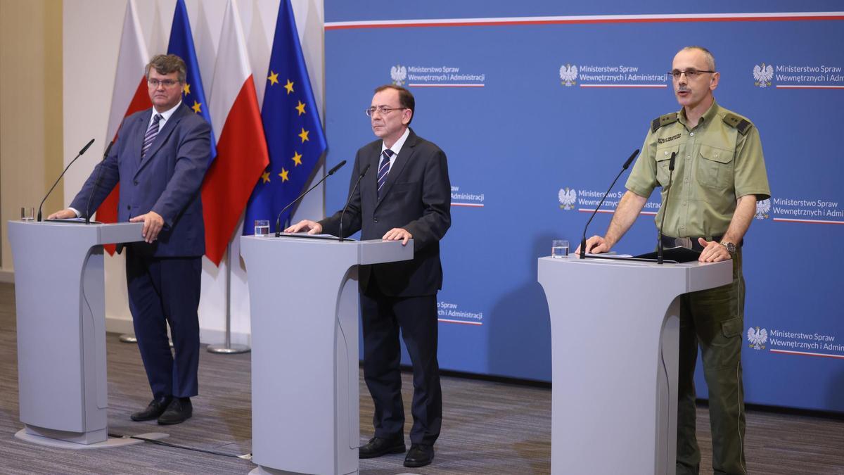 El ministro polaco de Asuntos Internos y Administración, Mariusz Kaminski (centro), el viceministro de Asuntos Internos y Administración, Maciej Wasik (i), y el comandante en jefe de la Guardia Fronteriza, general de división Tomasz Praga (derecha).