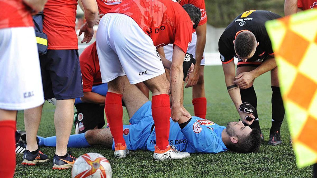 El portero Cote se lesionó la rodilla en su debut con el Estradense. |  // BERNABÉ/JAVIER LALÍN