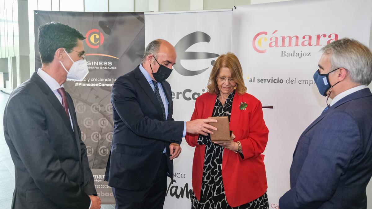 Fernando Planelles, Mariano García, y el alcalde de Badajoz reciben a Elvira Rodríguez en el Edificio Siglo XXI.