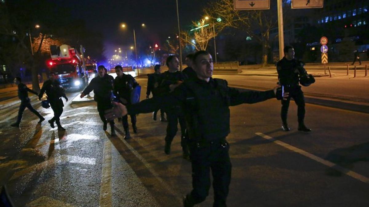 Policías turcos acordonan la zona del atentado en Ankara.