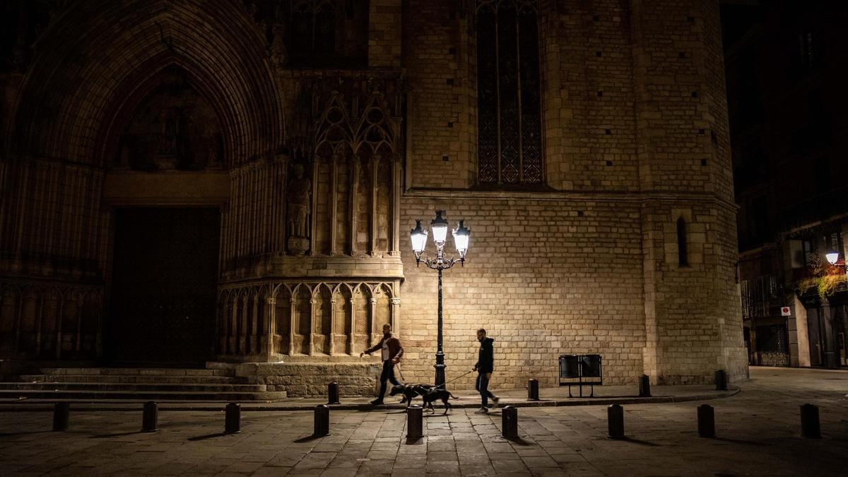 Una céntrica calle de Barcelona, casi vacía después del toque de queda.