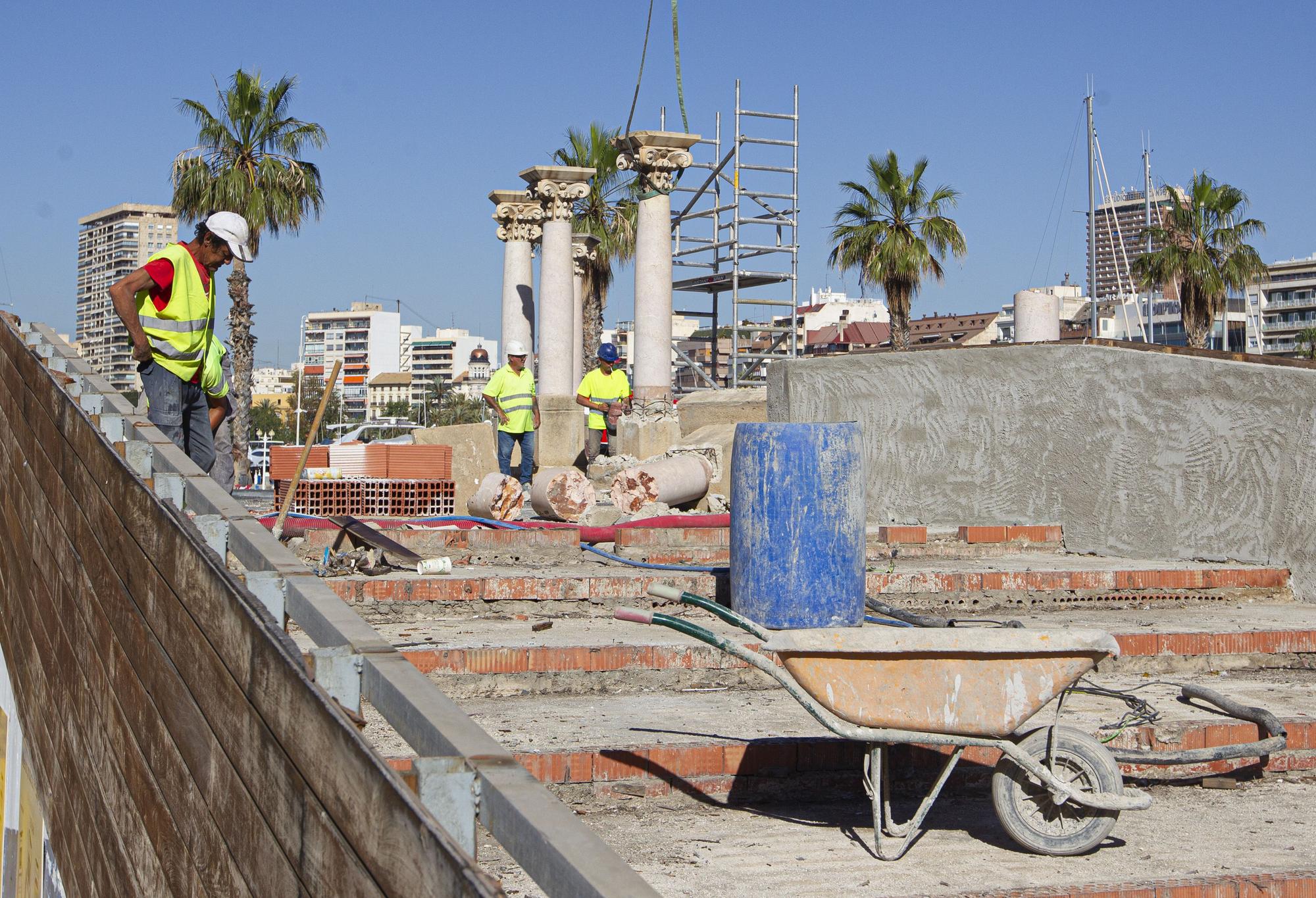 Retirada de las columnas de mármol rojo de la plaza del Puerto de Alicante