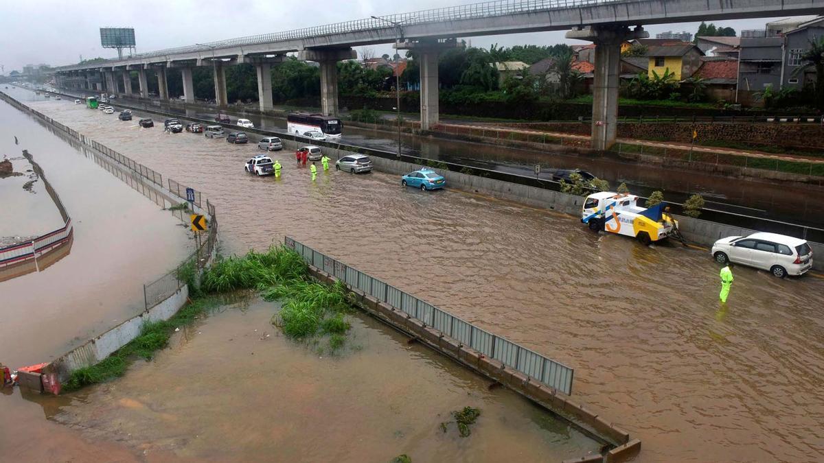 Autopista inundada en Yakarta