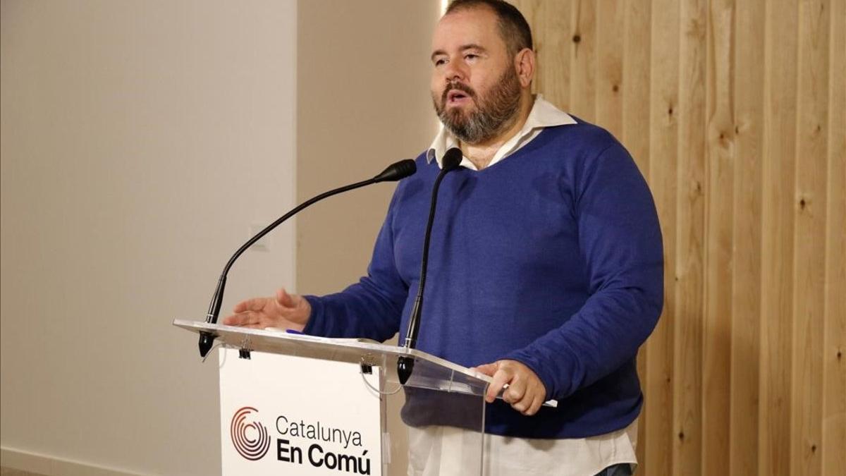 El portavoz de Catalunya en Comú, Joan Mena, en una rueda de prensa.