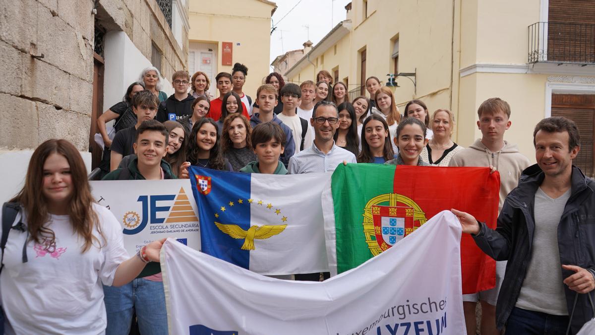 Un grupo de estudiantes de intercambio de Luxemburgo y Portugal visitan el Ayuntamiento de Ontinyent