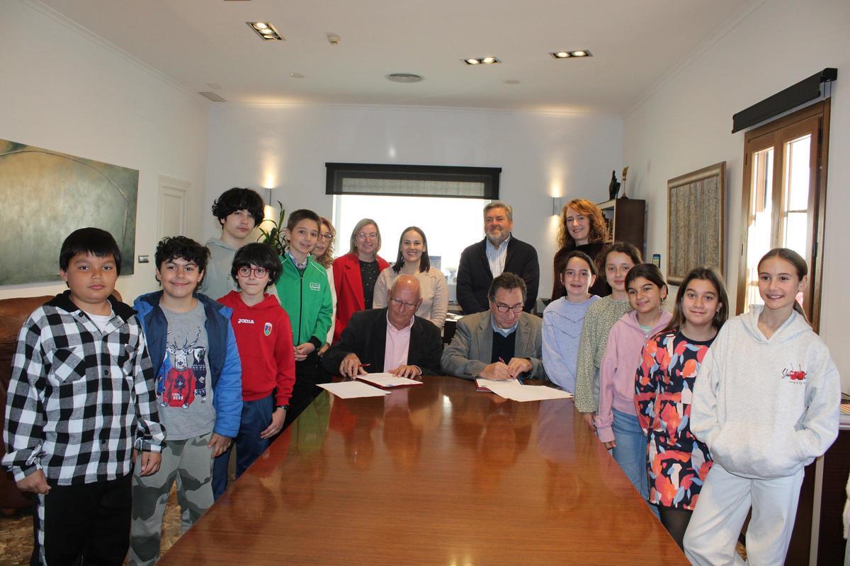 El moment de la signatura del conveni