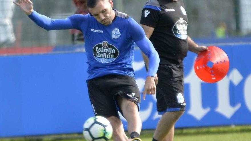 Lucas Pérez golpea el balón ayer en la ciudad deportiva de Abegondo.