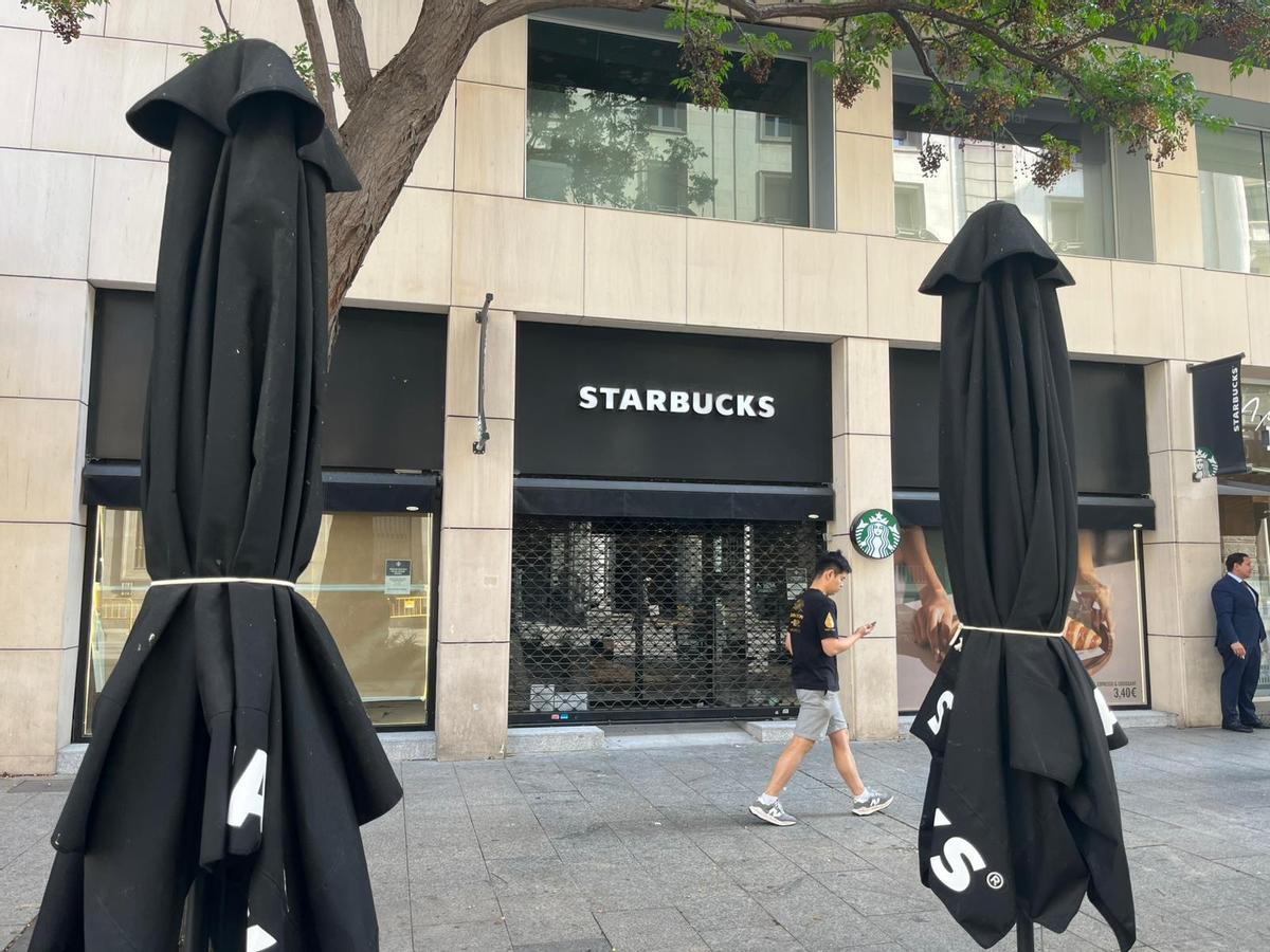 Starbucks de la calle del Coso de Zaragoza, cerrado este 24 de abril