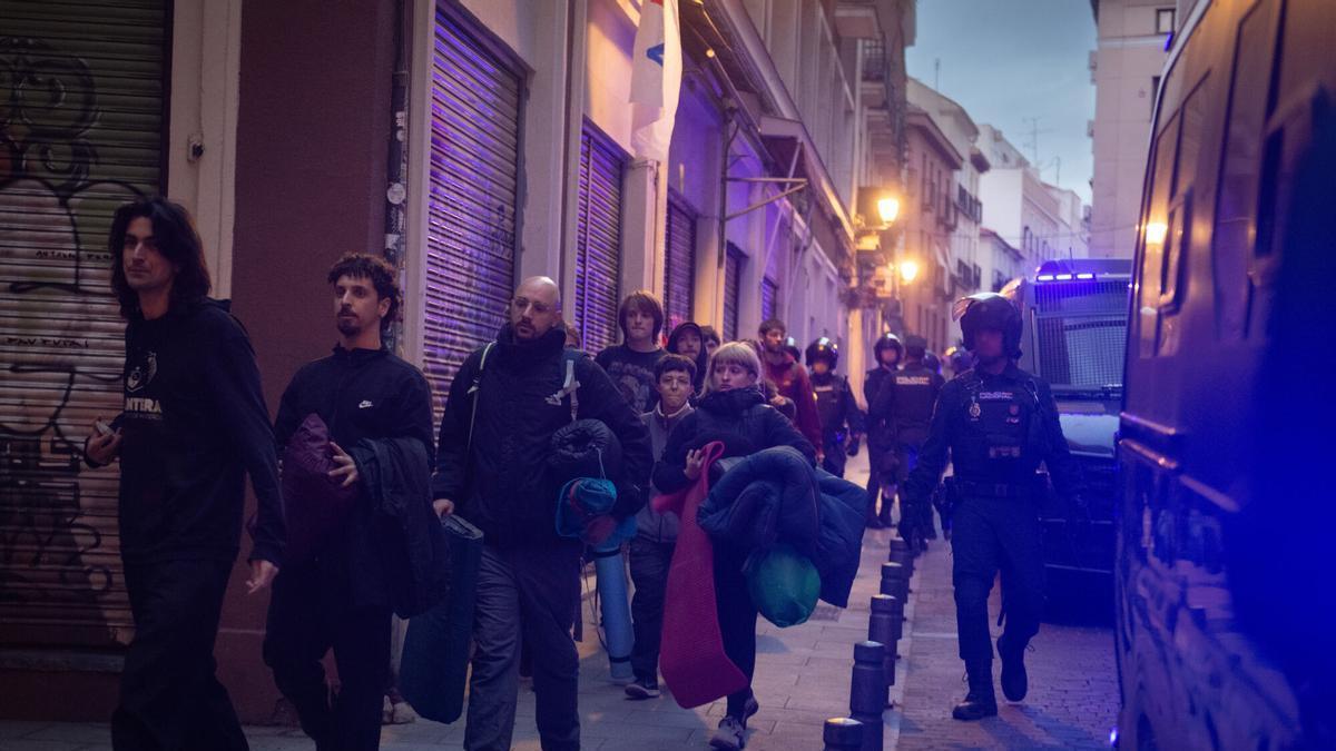Agentes de la Policía Nacional acuden a la calle Carnero para iniciar el desahucio de Mariano.