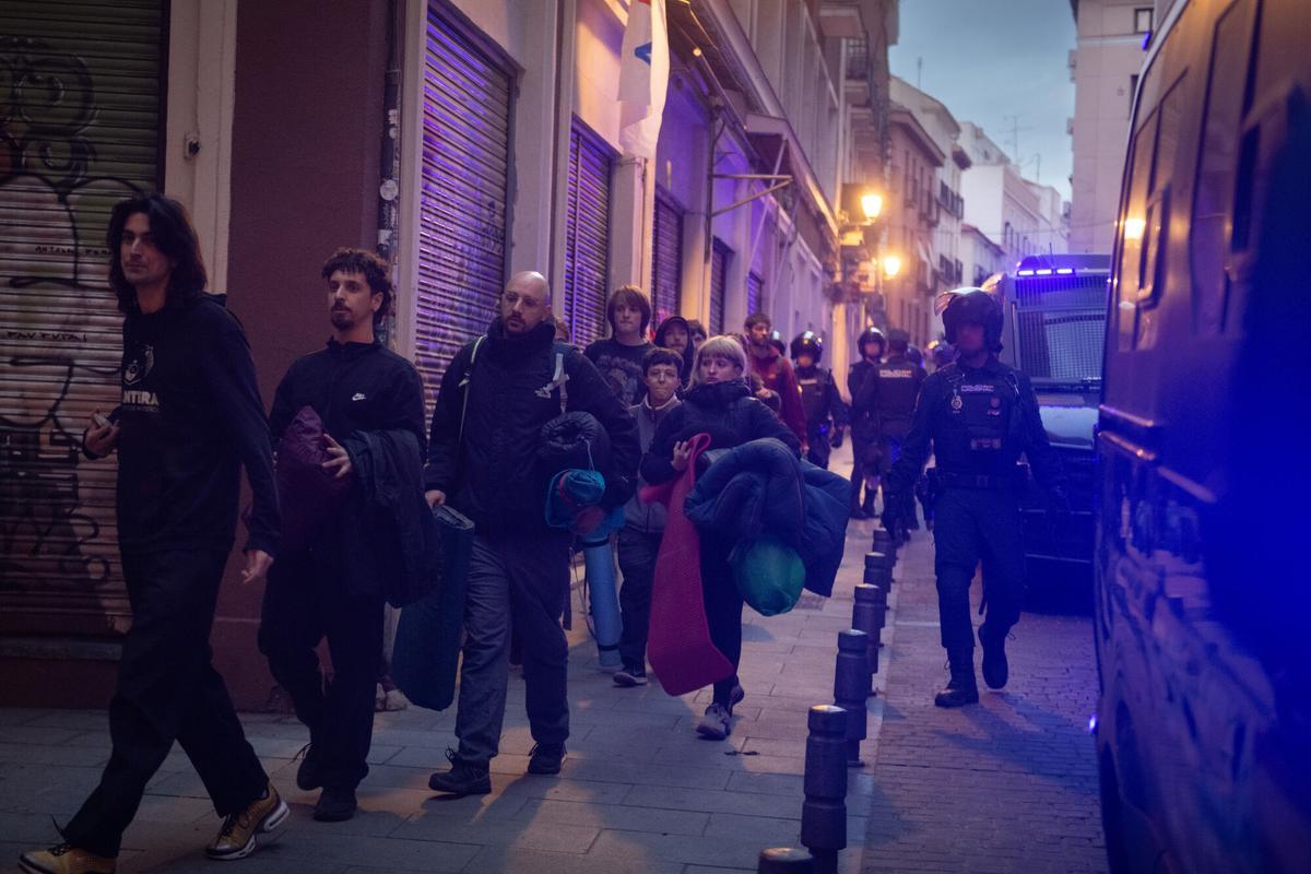 Agentes de la Policía Nacional acuden a la calle Carnero para iniciar el desahucio de Mariano.
