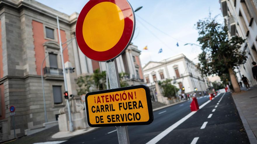Los pivotes del carril bici impiden adelantar a una ambulancia en servicio de urgencia en la calle del Pilar