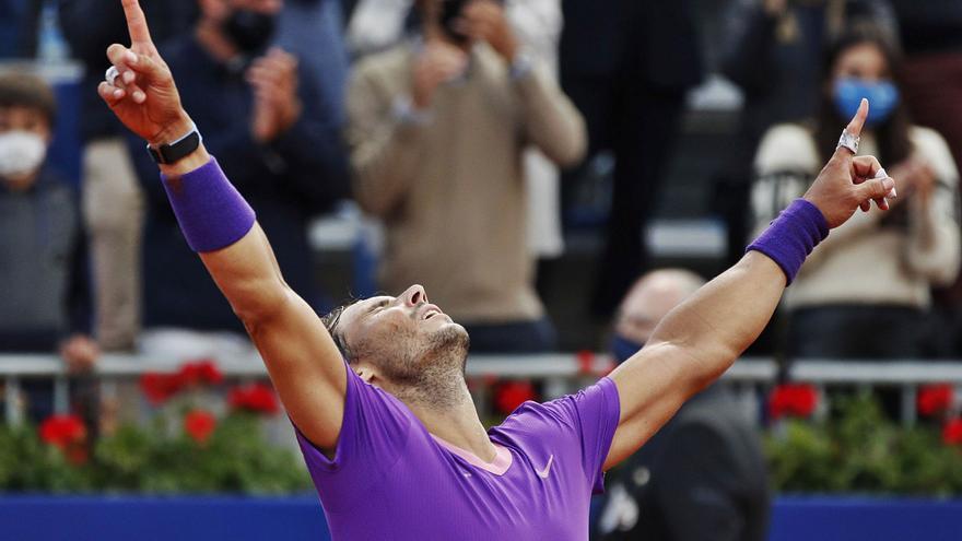 Nadal levanta los brazos tras doblegar a Tsitsipas en la final del Trofeo Conde de Godó.