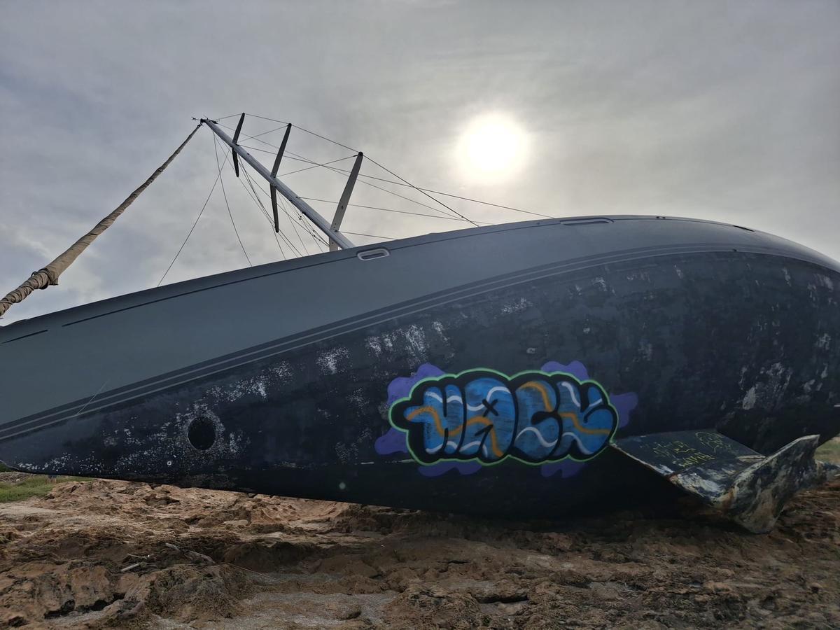 Un signo de abandono: ya han pintado un grafiti en el imponente casco