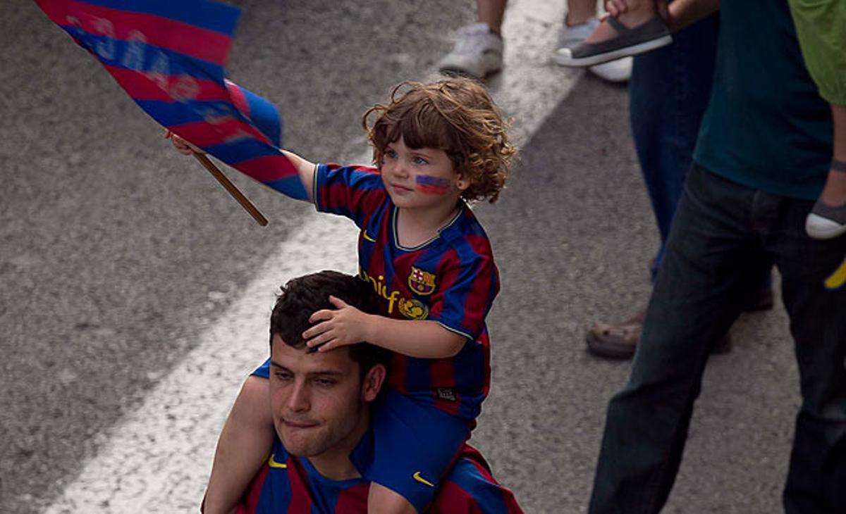 Una nena portada a les espatlles durant les celebracions.