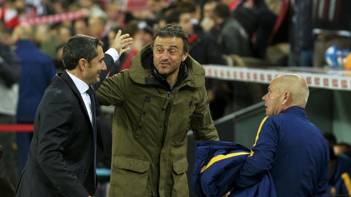 Luis Enrique y Ernesto Valverde se saludan durante un partido de Copa del Rey cuando entrenaban a Barcelona y Athletic respectivamente