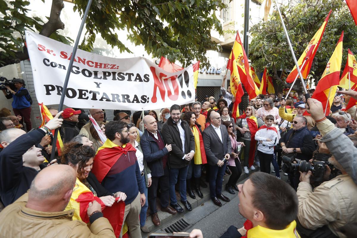 Azcón, participa en la concentración convocada en Zaragoza contra la amnistía