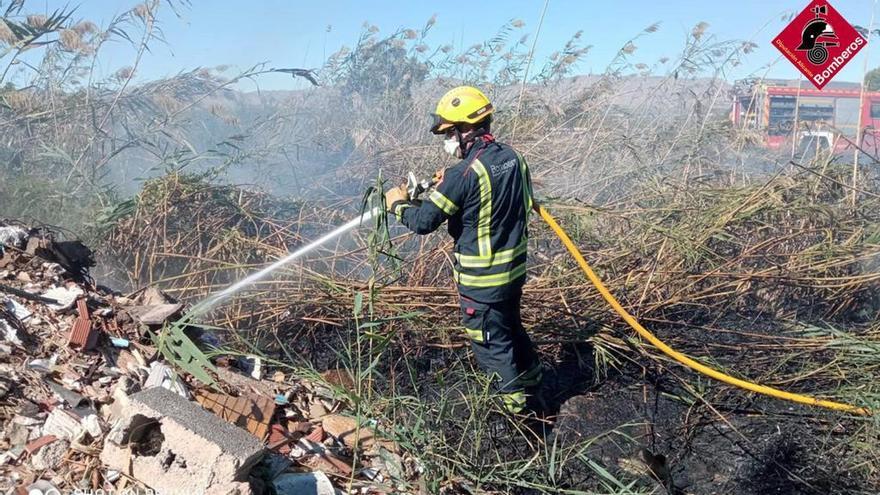 Uno de los bomberos en la escombrera